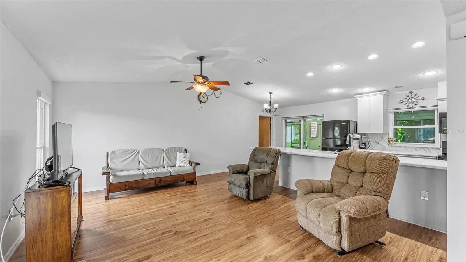 Photo 4 of 6137 WATERMAN Lane