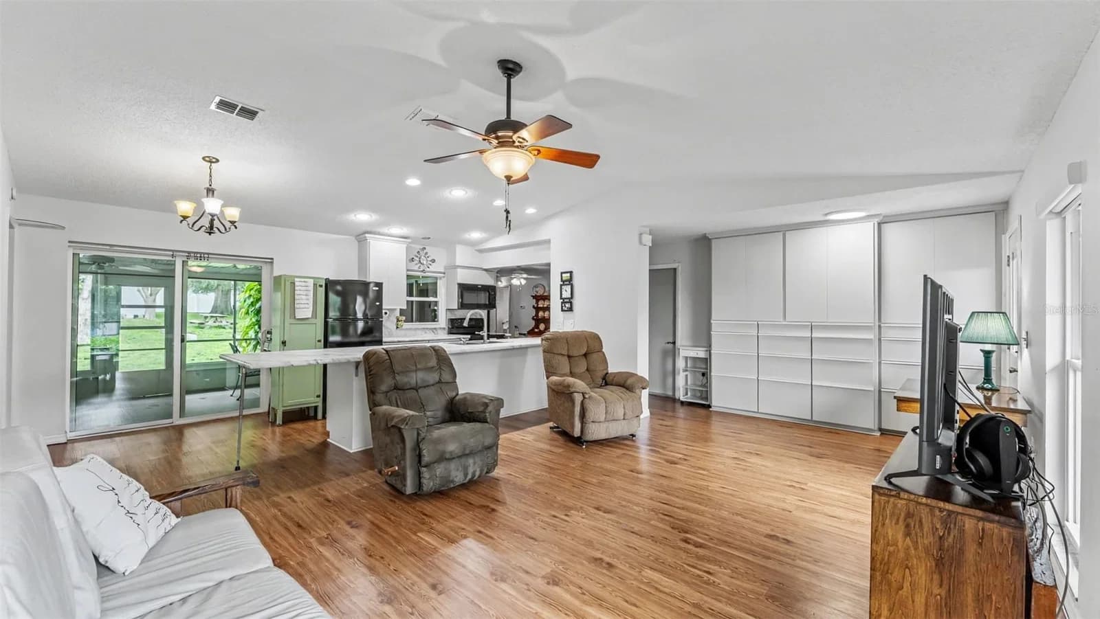 Photo 5 of 6137 WATERMAN Lane