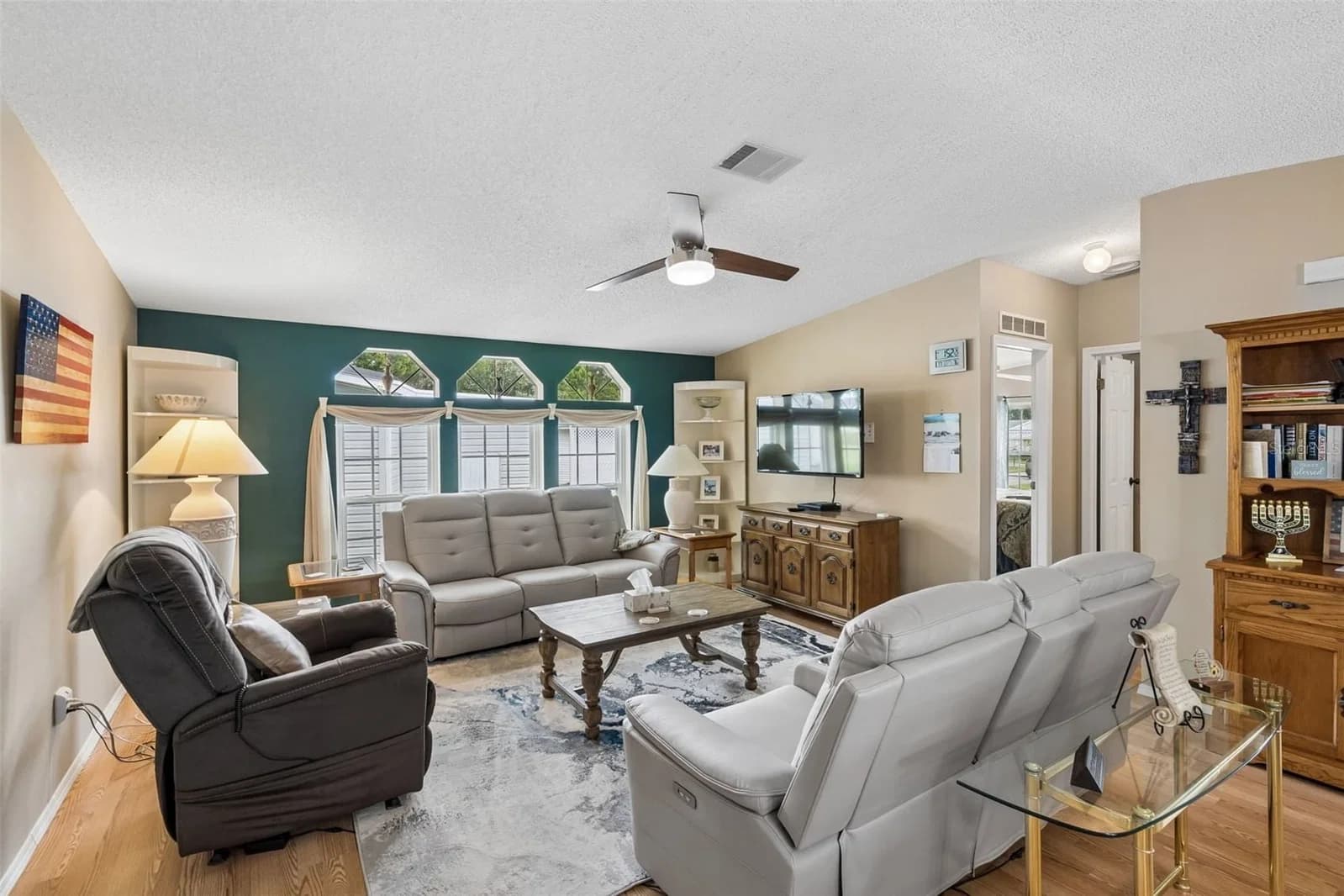 Photo 4 of 170 JOANNE Drive