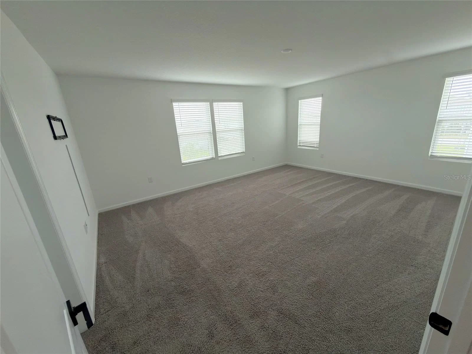 Photo 4 of 1071 SUGARWOOD Street