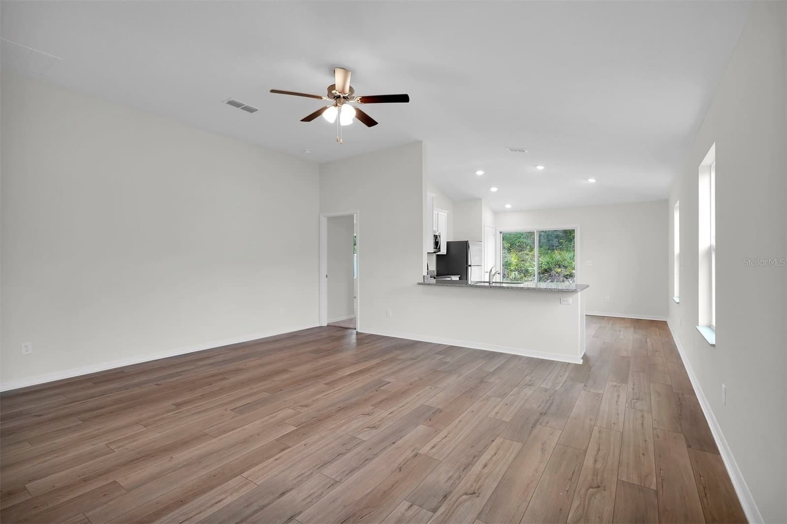 Photo 5 of 616 MARION OAKS