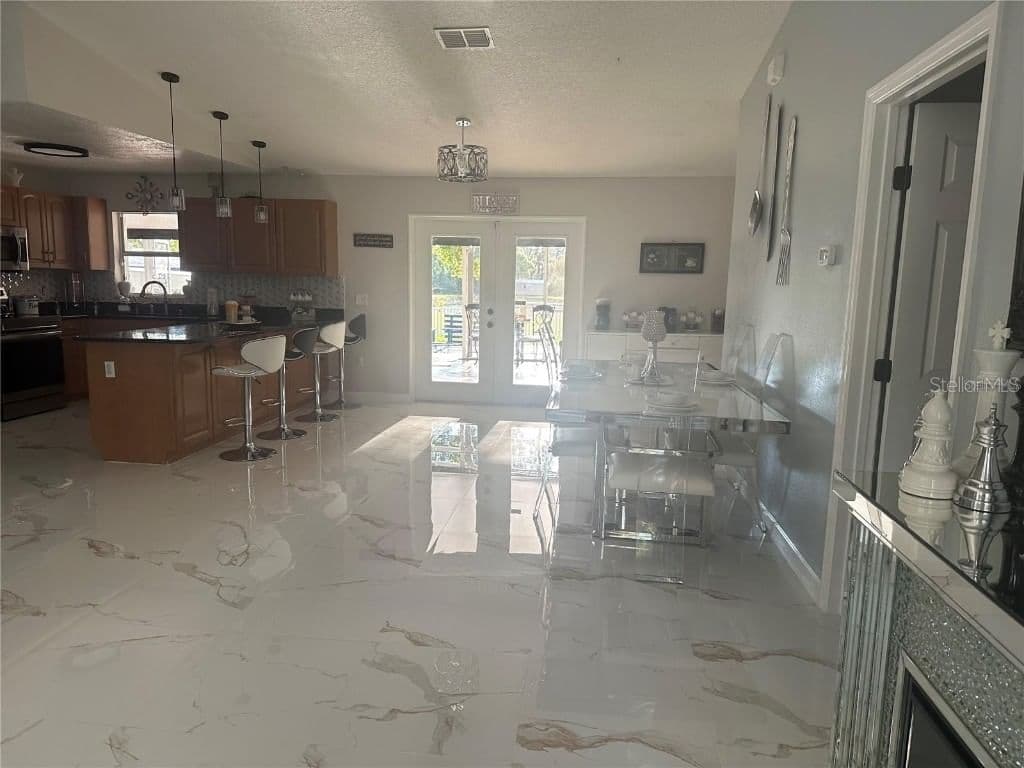 Photo 4 of 10520 HENDERSON