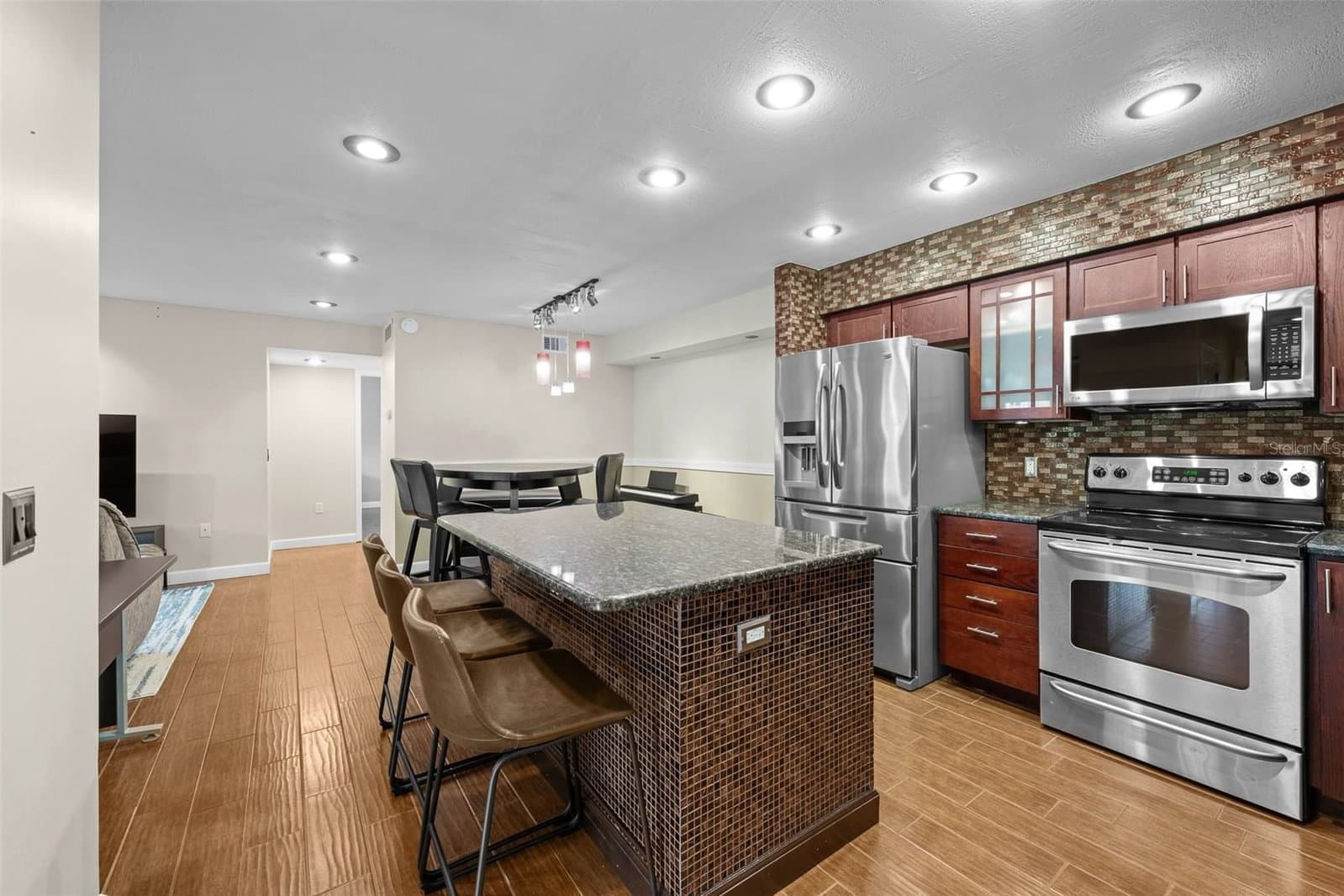 9481 HIGHLAND OAK