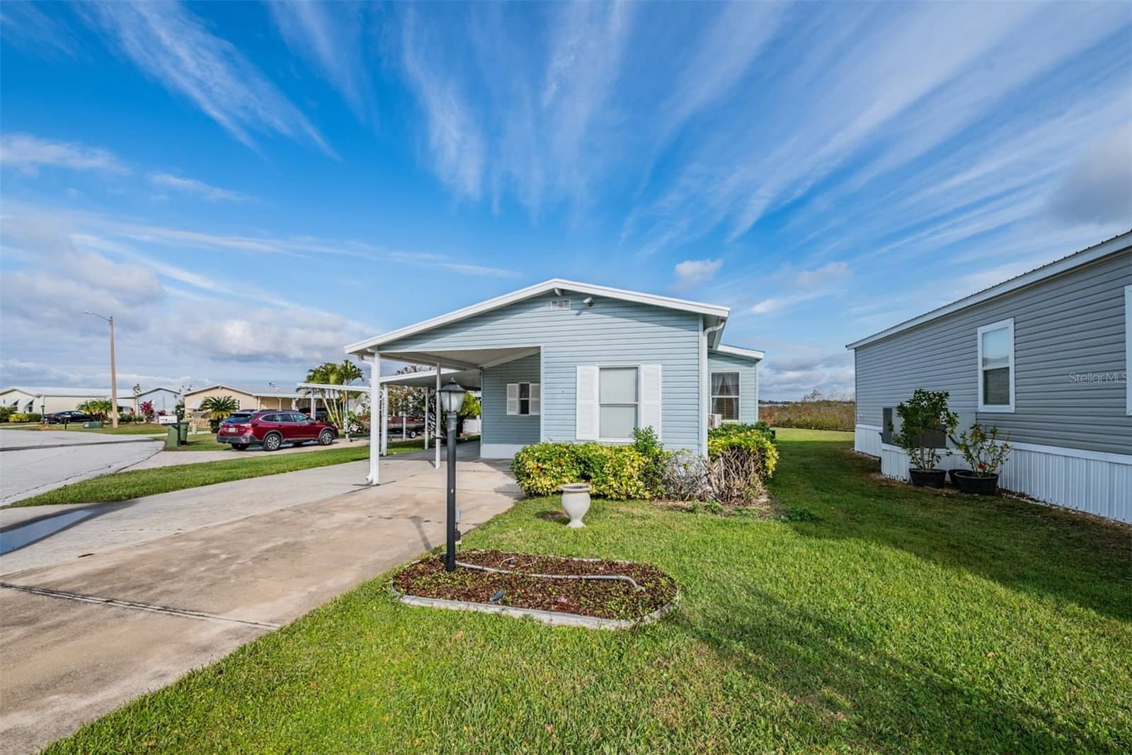 6827 LAKE HENRY