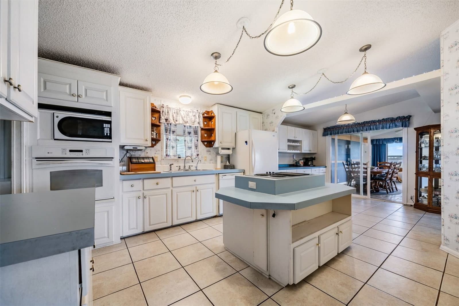 6827 LAKE HENRY