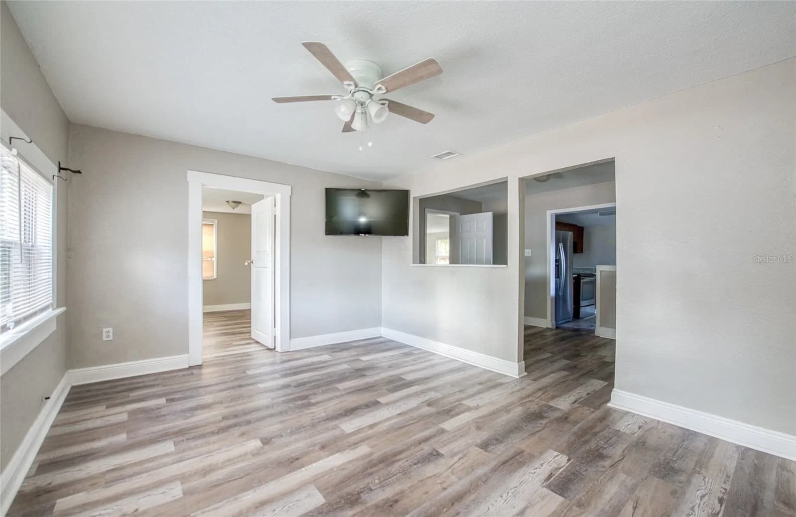 Photo 4 of 1516 WATERS Avenue