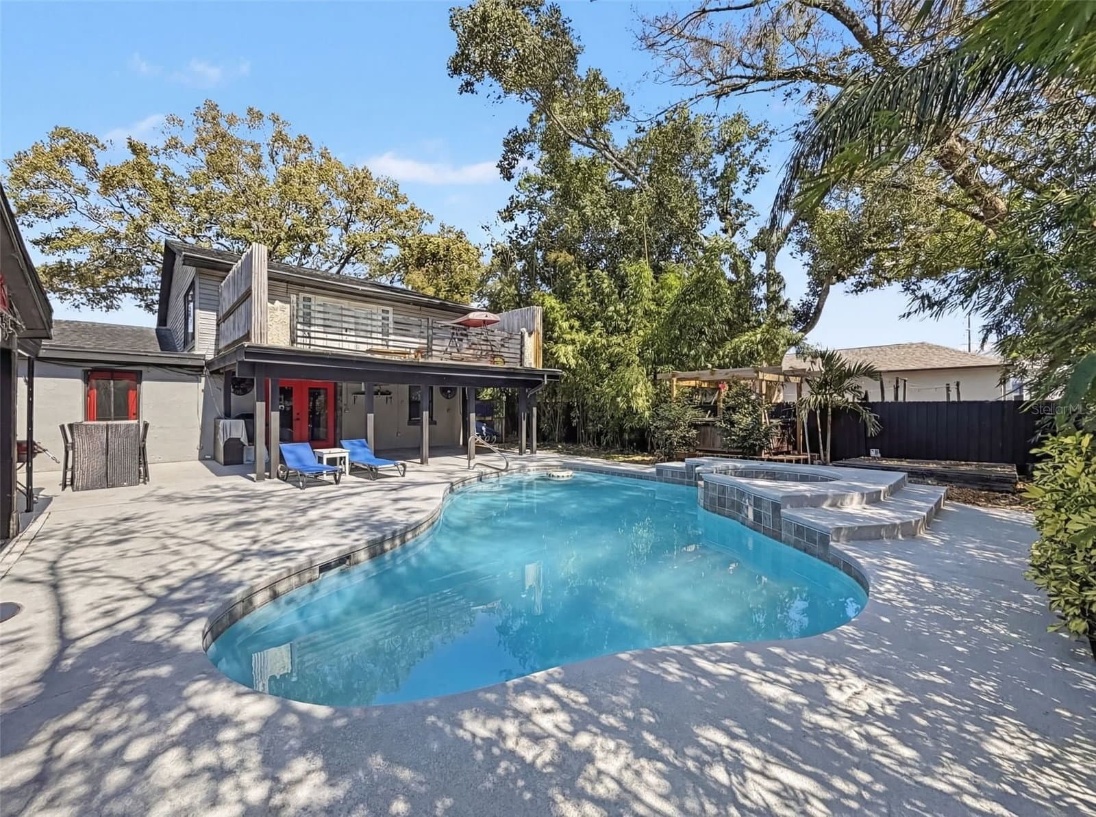 2206 HOWARD
