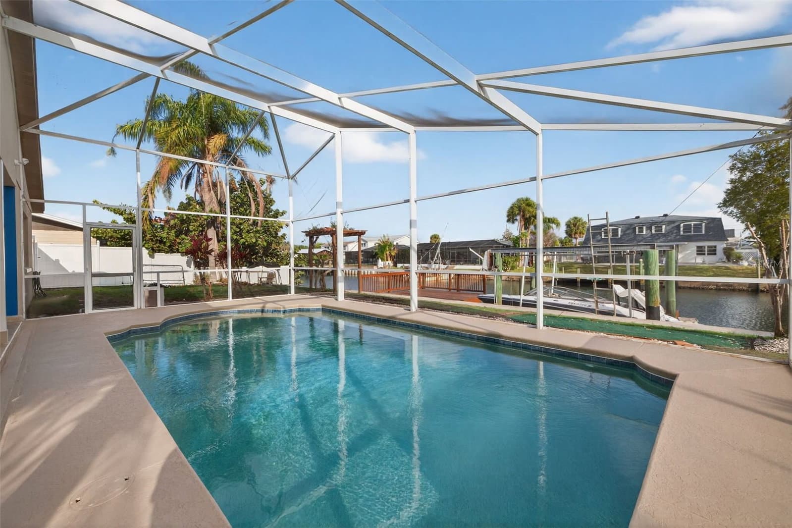 8711 BAY CREST