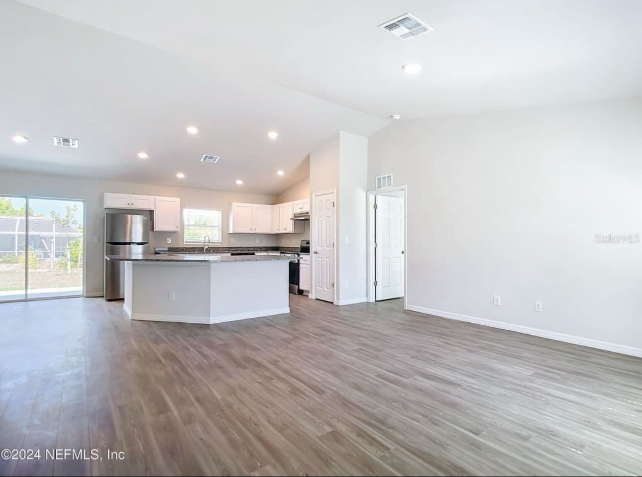 Photo 4 of 315 MARION OAKS CRSE