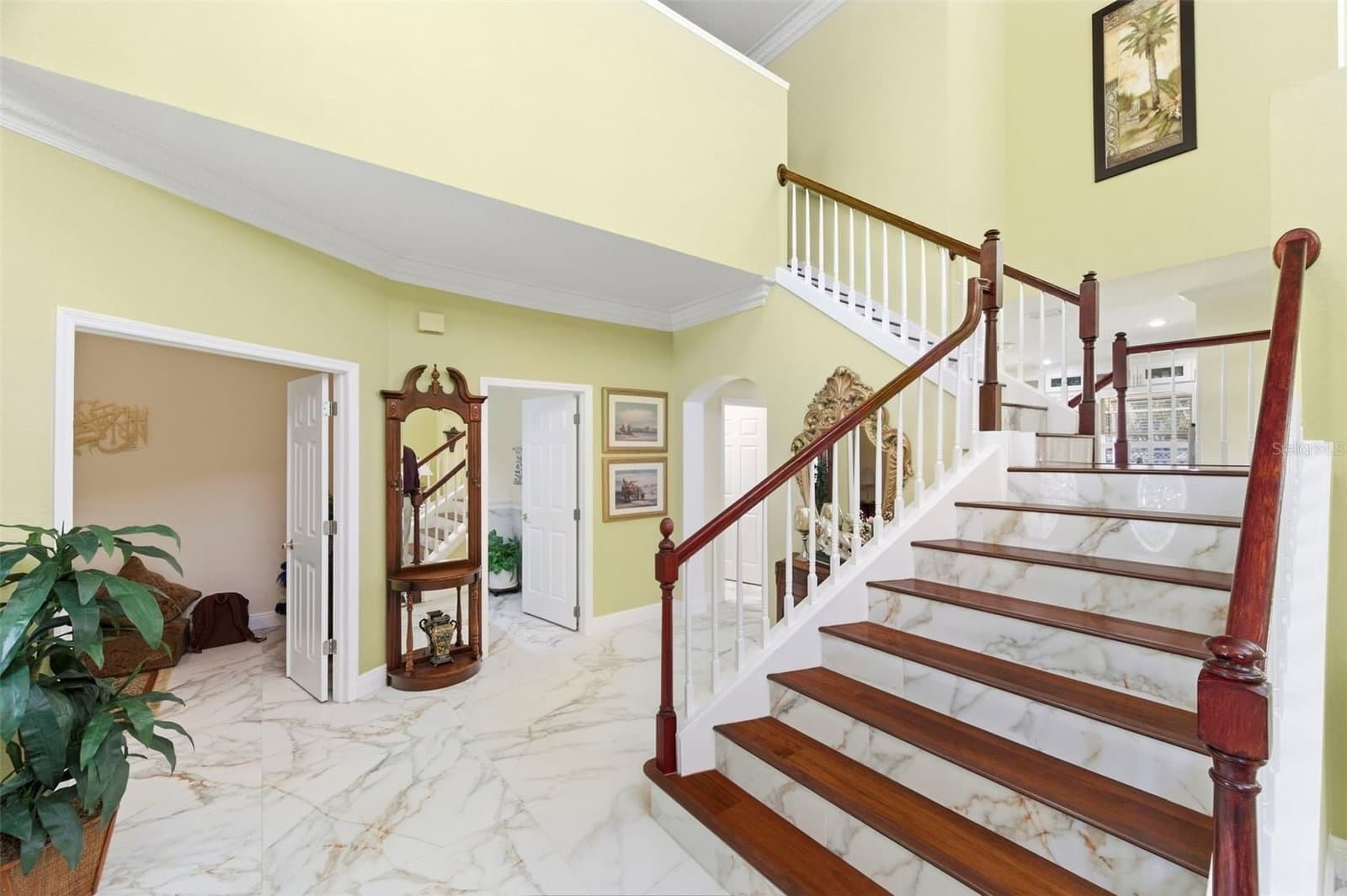 Photo 4 of 9207 MEADOW LANE
