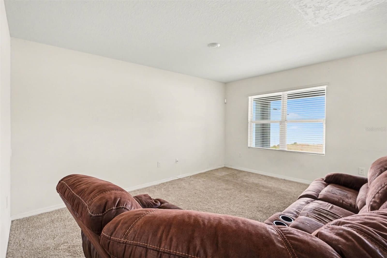 Photo 4 of 693 SQUIRES GROVE