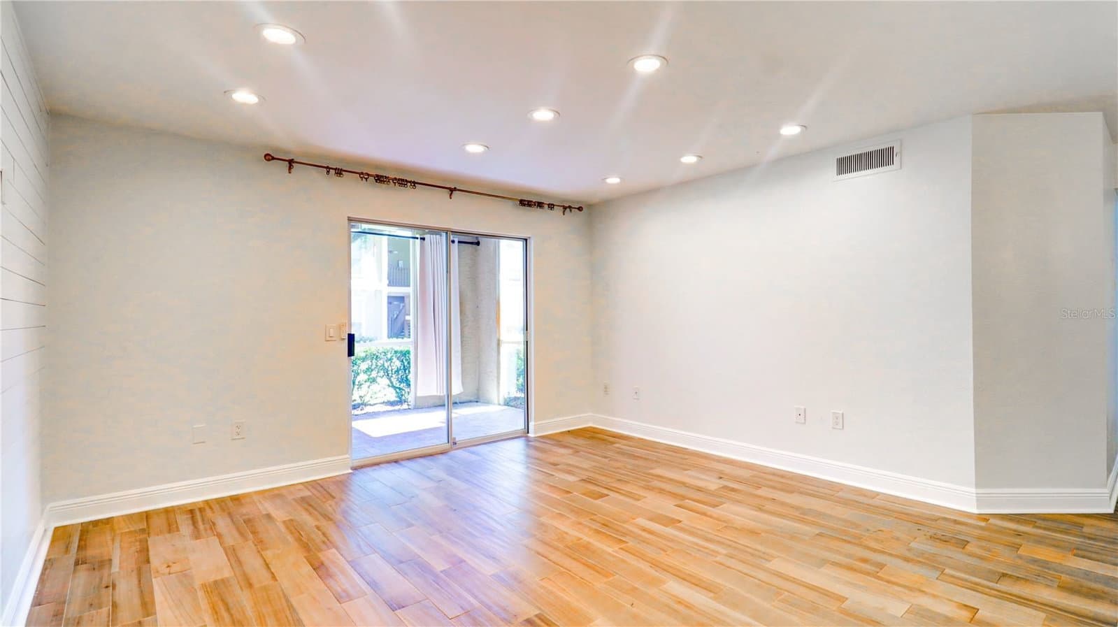 Photo 4 of 9481 HIGHLAND OAK
