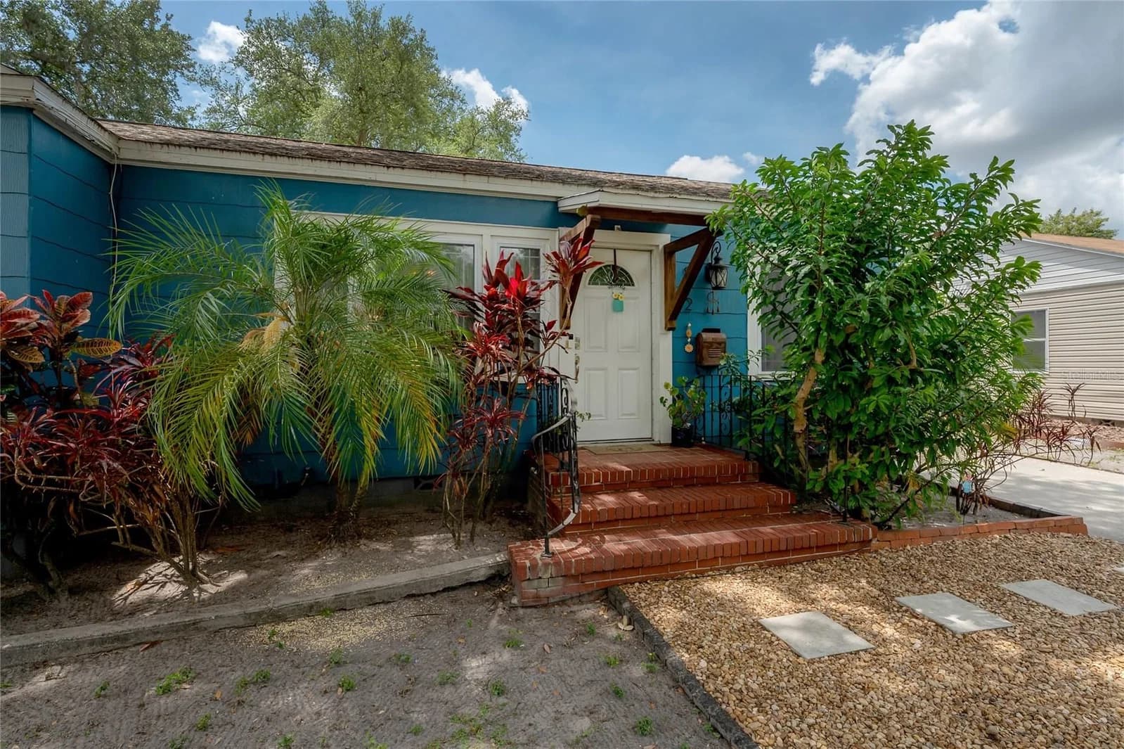 Photo 5 of 912 CORNELIUS Avenue