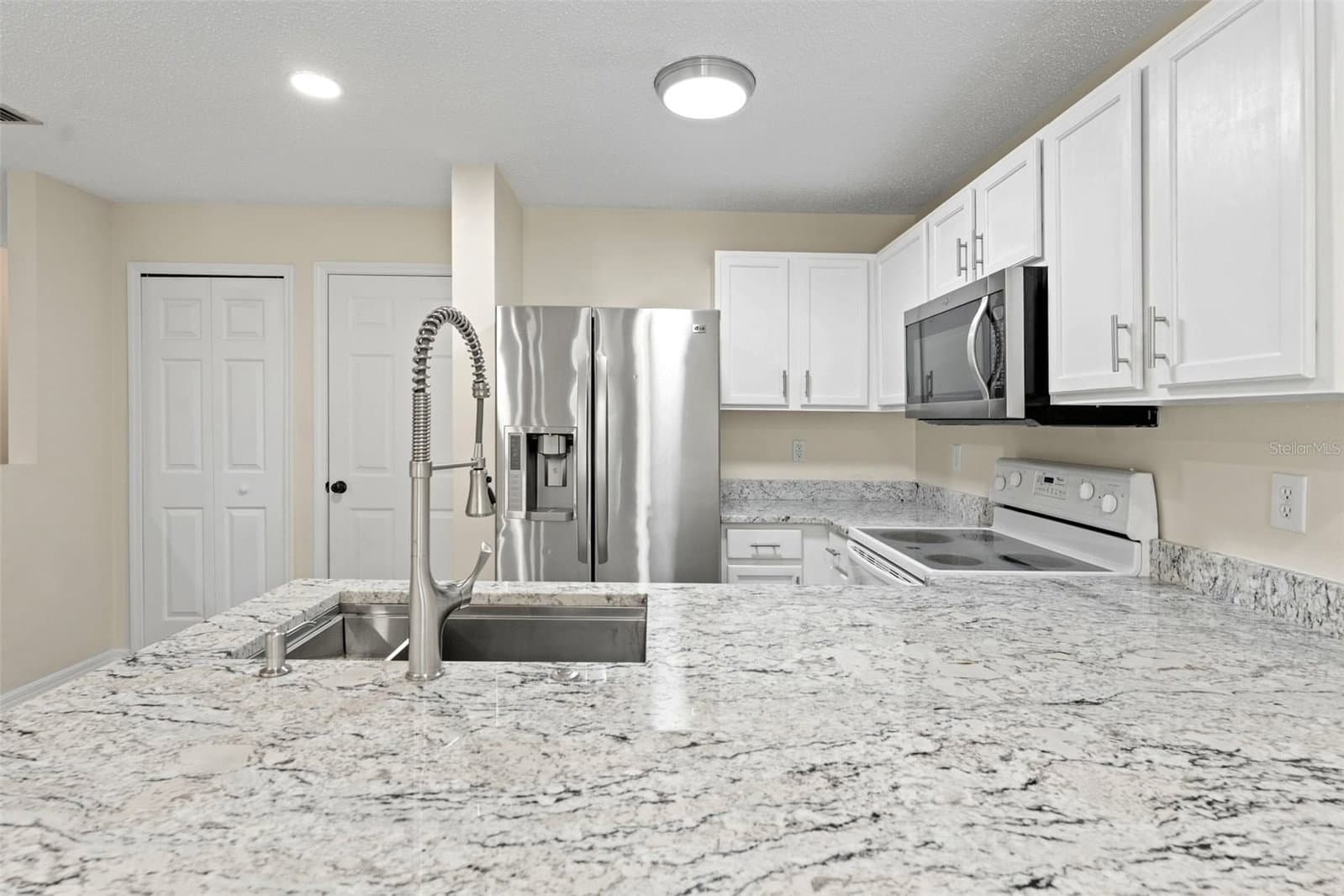 Photo 4 of 8421 EDGEWATER PLACE