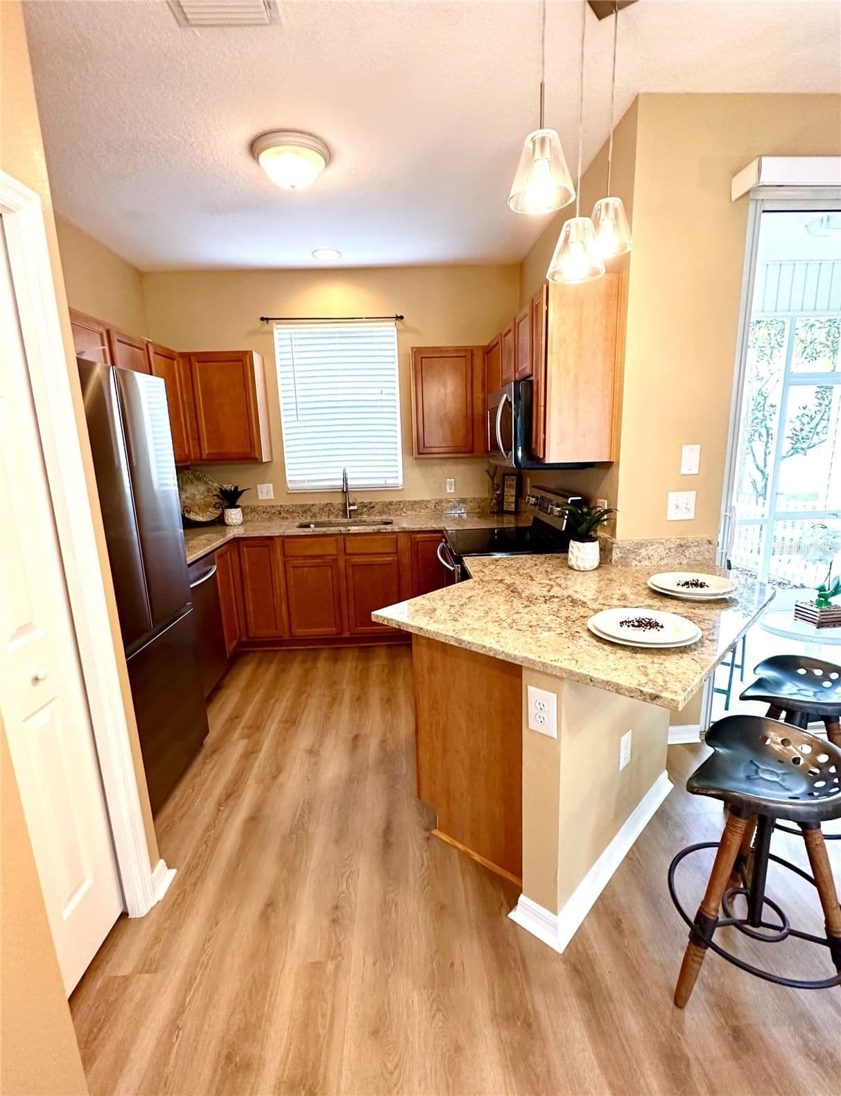Photo 4 of 12276 COUNTRY WHITE
