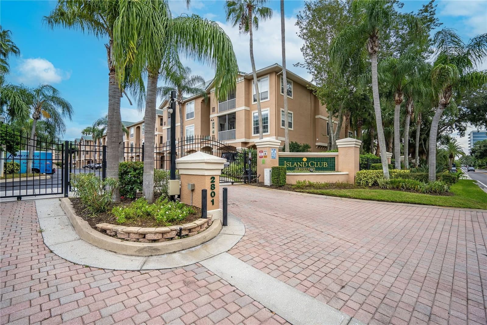 3205 BAY CLUB