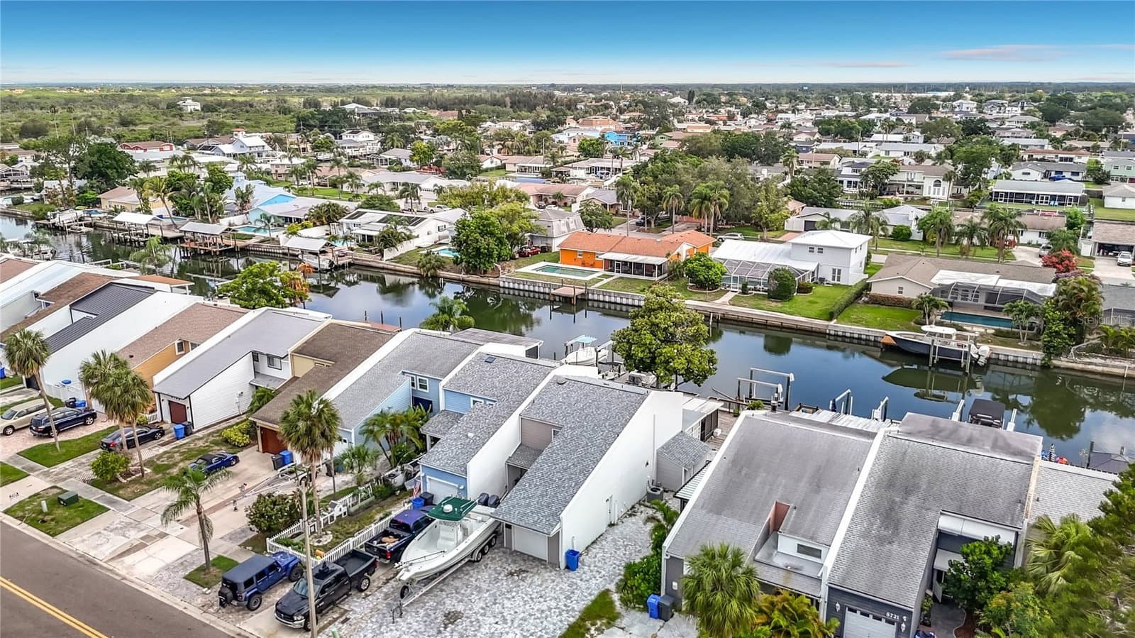 Photo 4 of 8725 BAY POINTE