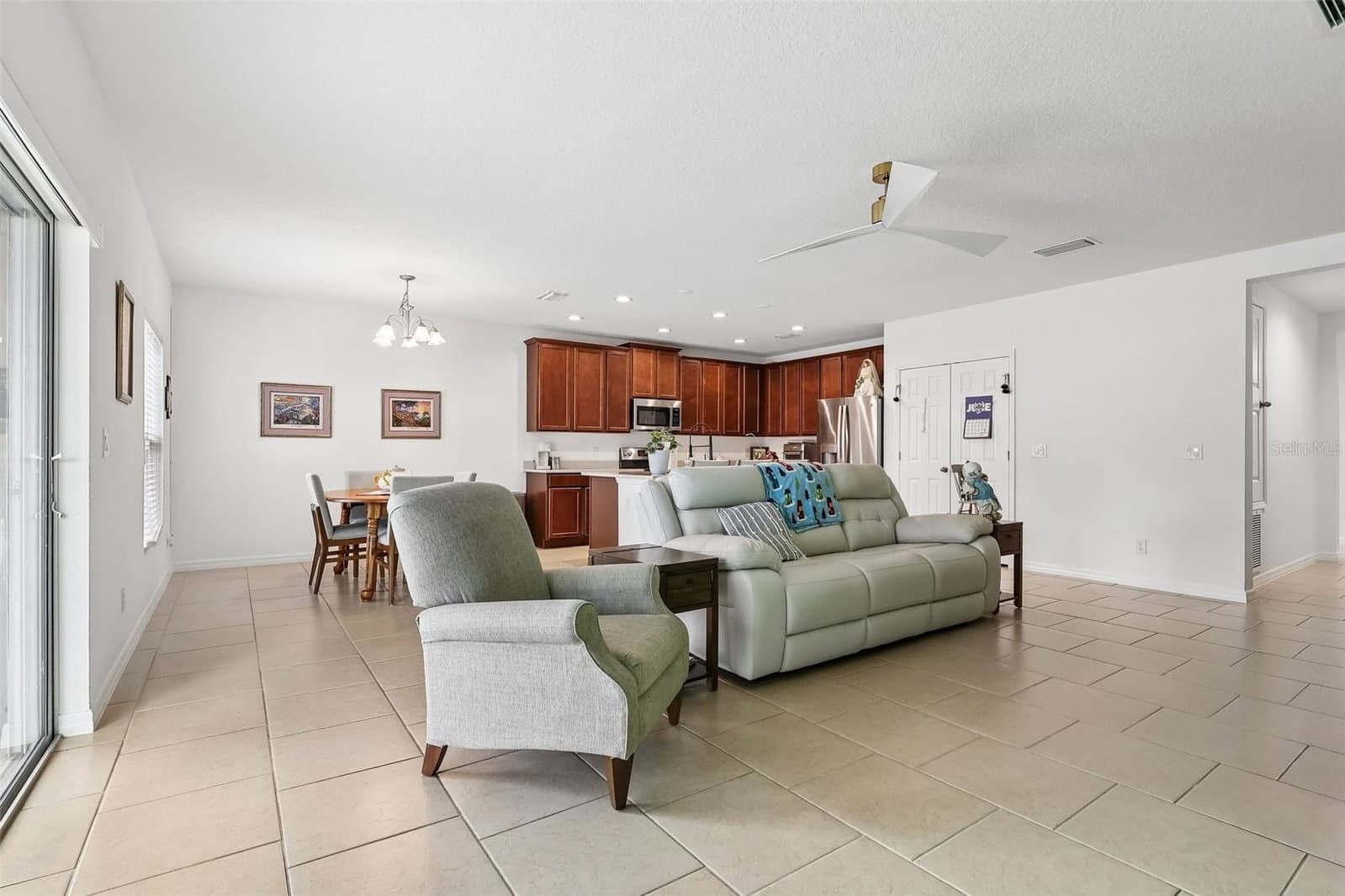 Photo 4 of 833 AVENAL