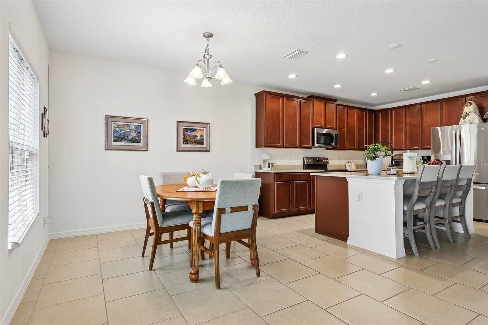 Photo 5 of 833 AVENAL