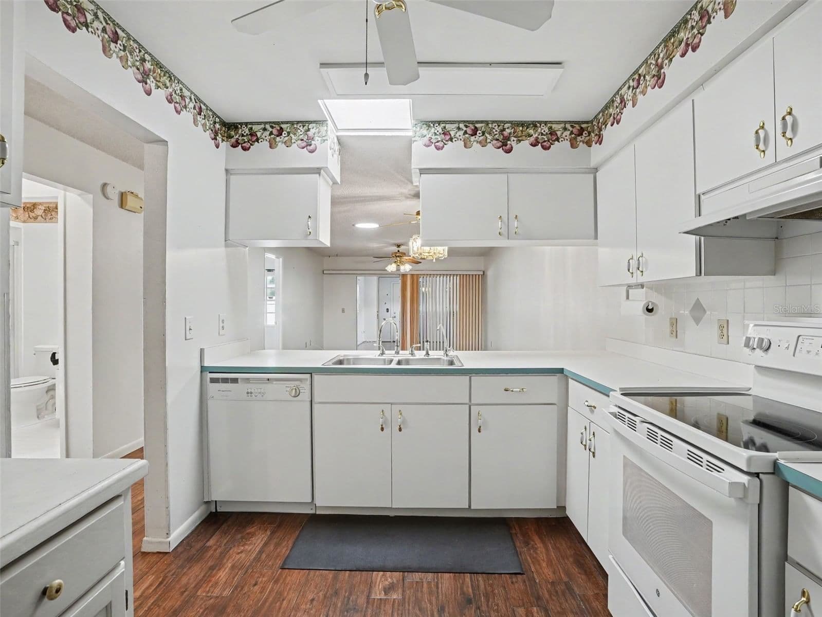 Photo 4 of 1525 OAKVIEW