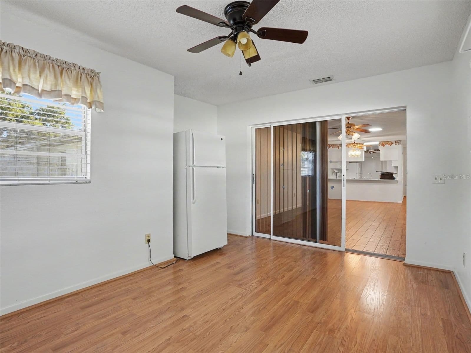 Photo 5 of 1525 OAKVIEW