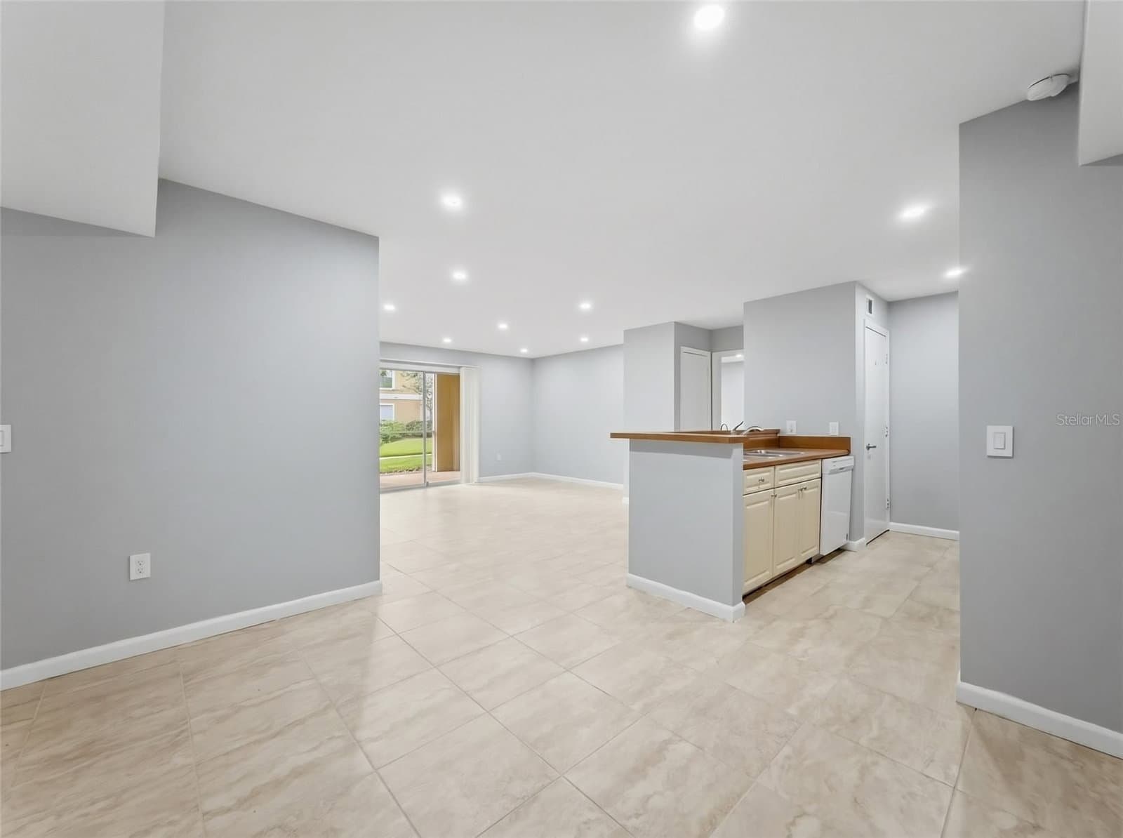 Photo 4 of 9481 HIGHLAND OAK