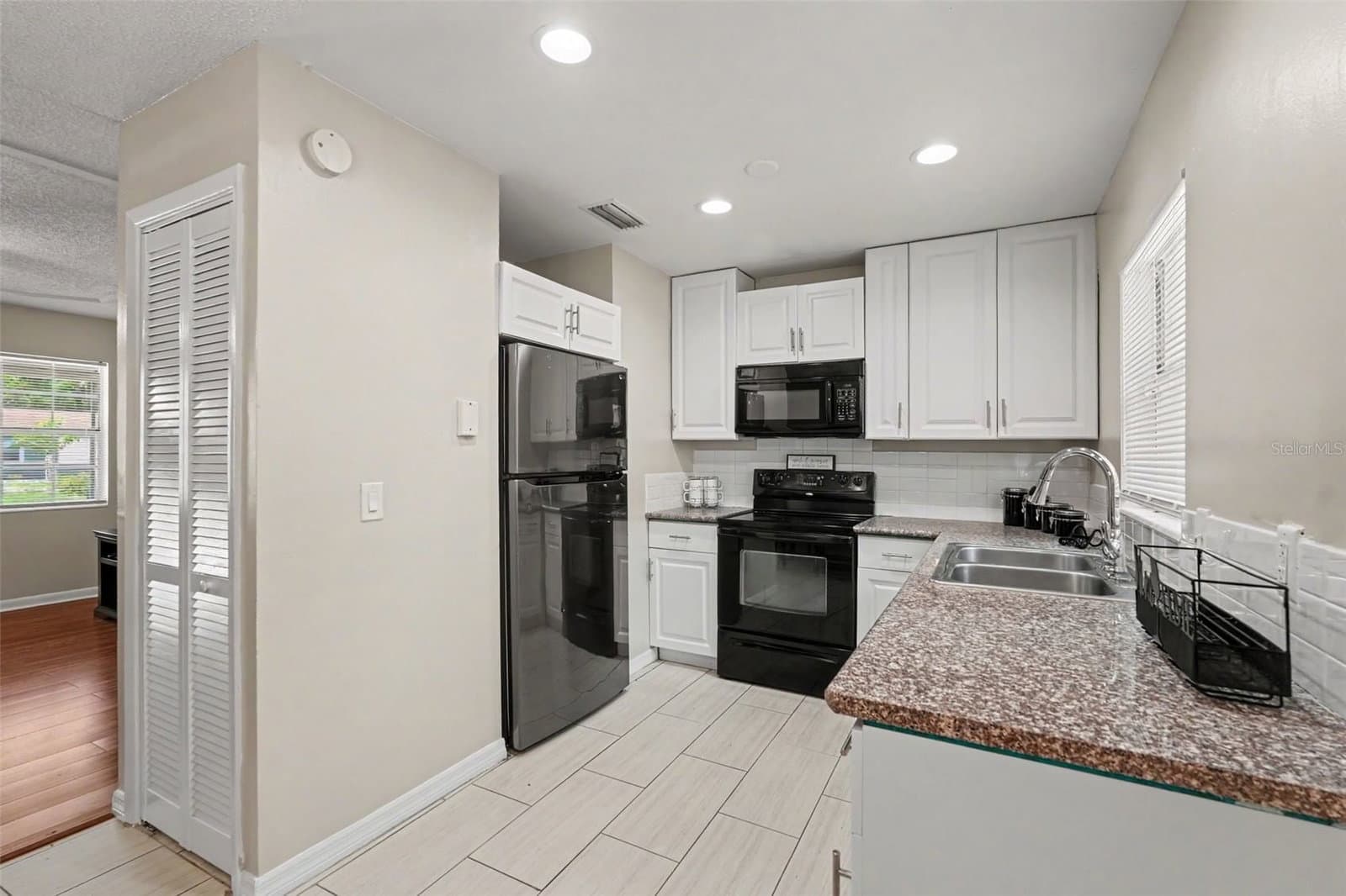 Photo 4 of 4419 DOLPHIN DR