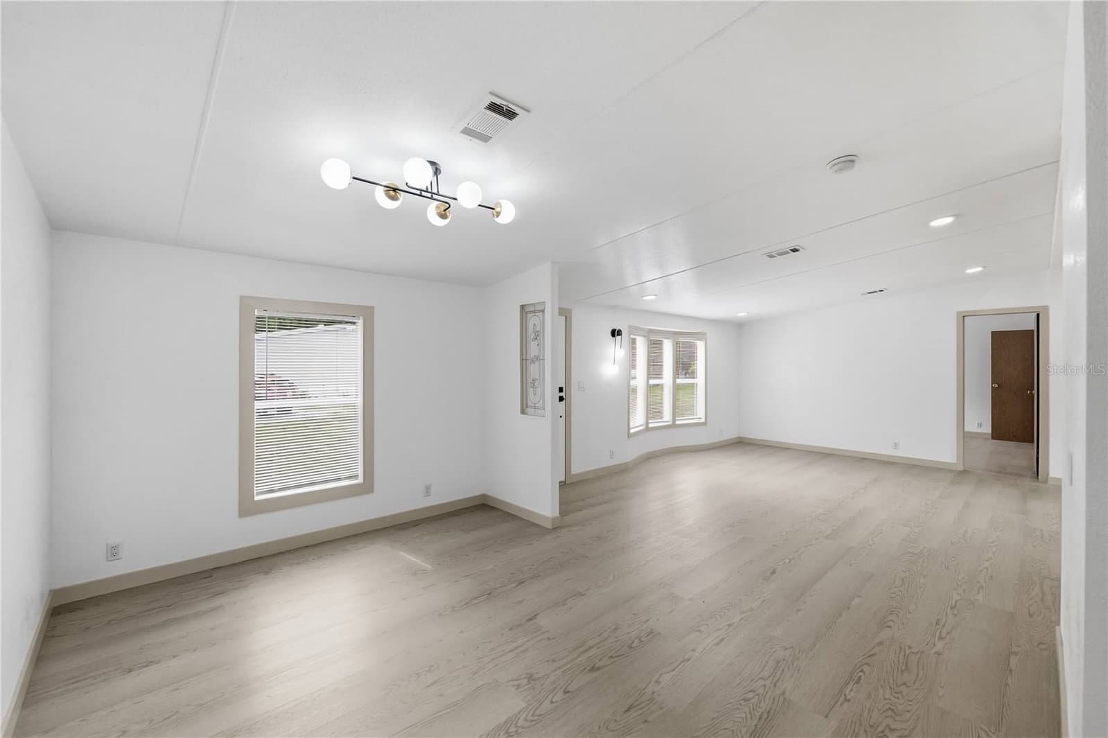 Photo 4 of 8726 MEADOWVIEW CIR