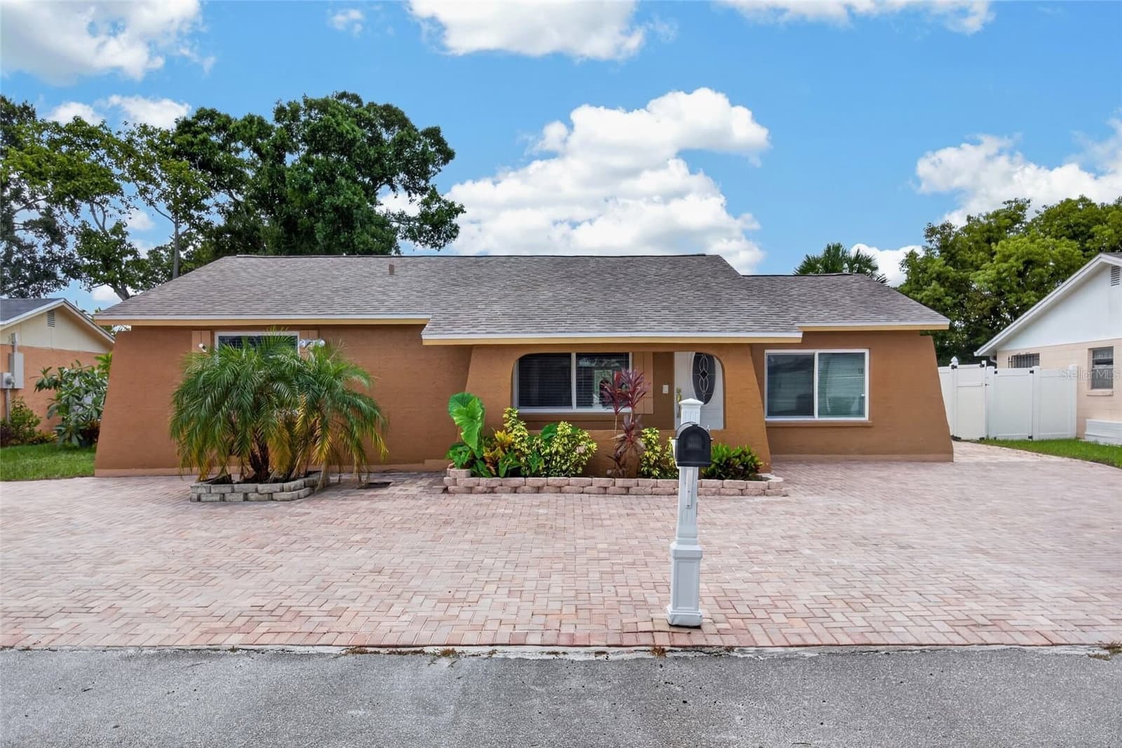 6711 GLEN FOREST