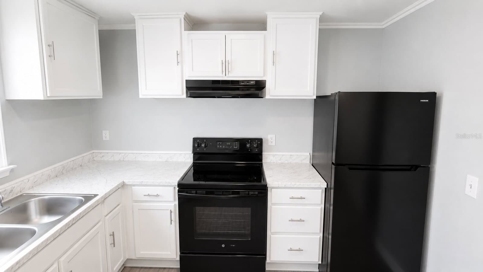 Photo 4 of 415 AVENUE E