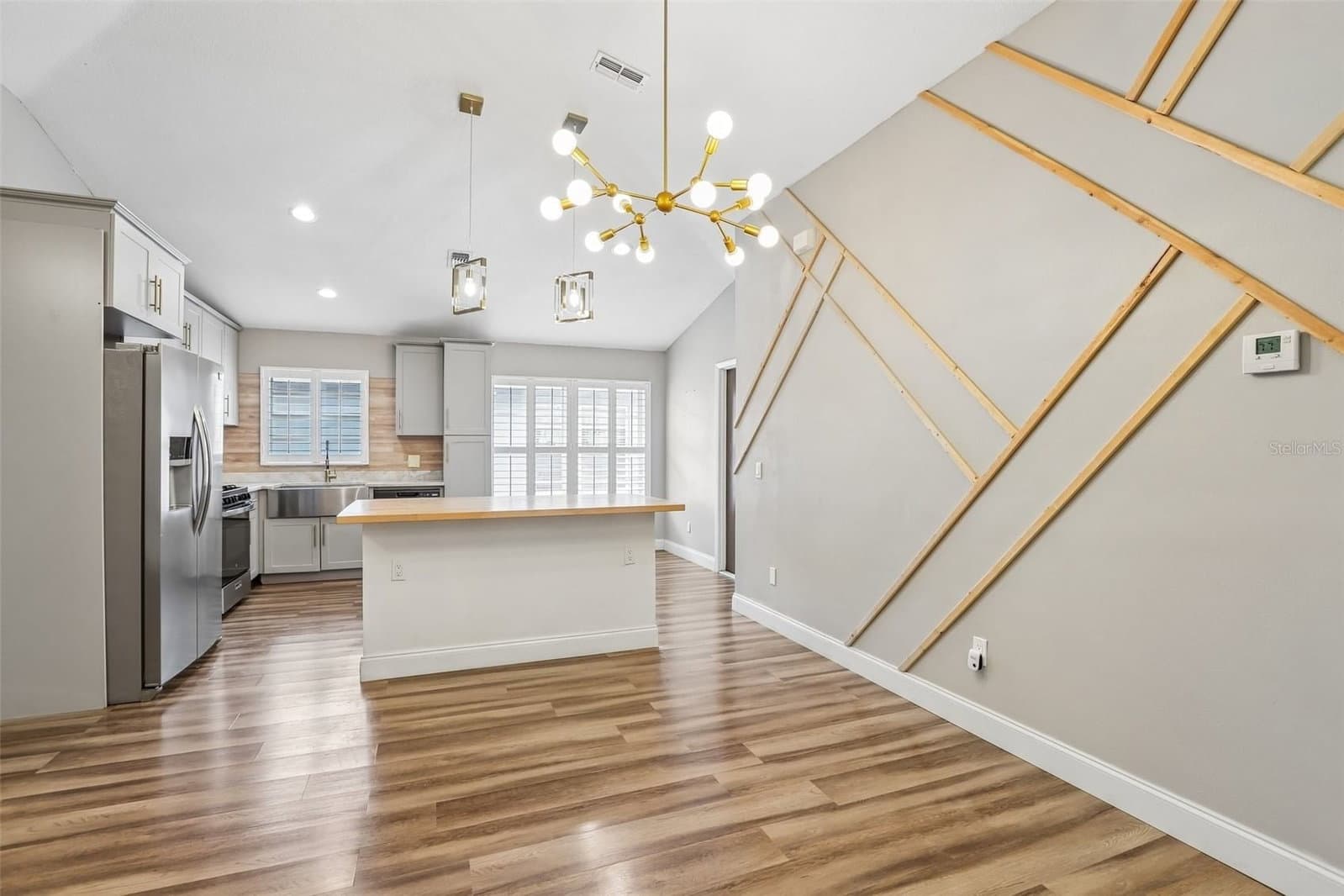 8711 BUSCH OAKS