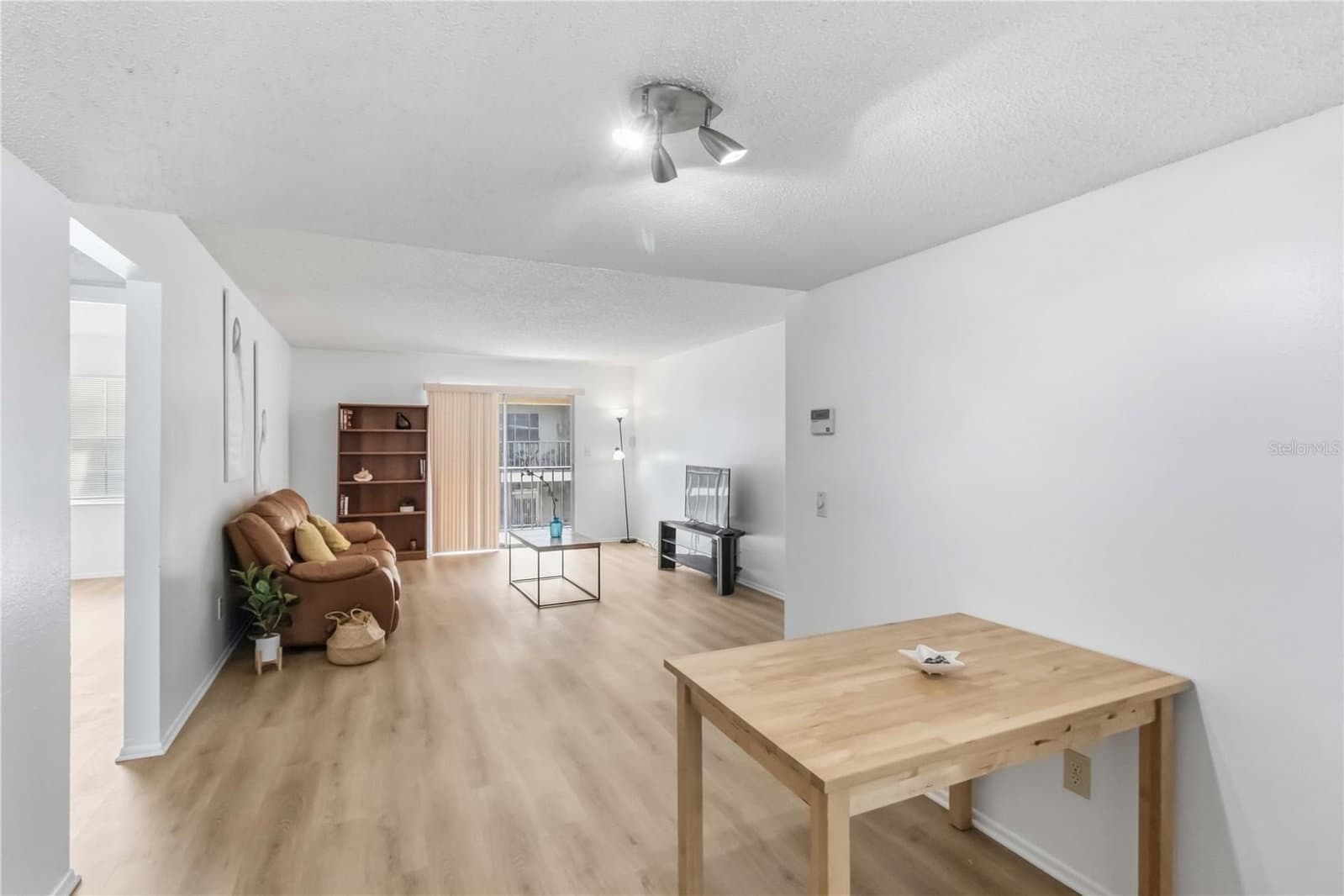 Photo 4 of 14462 REUTER STRASSE