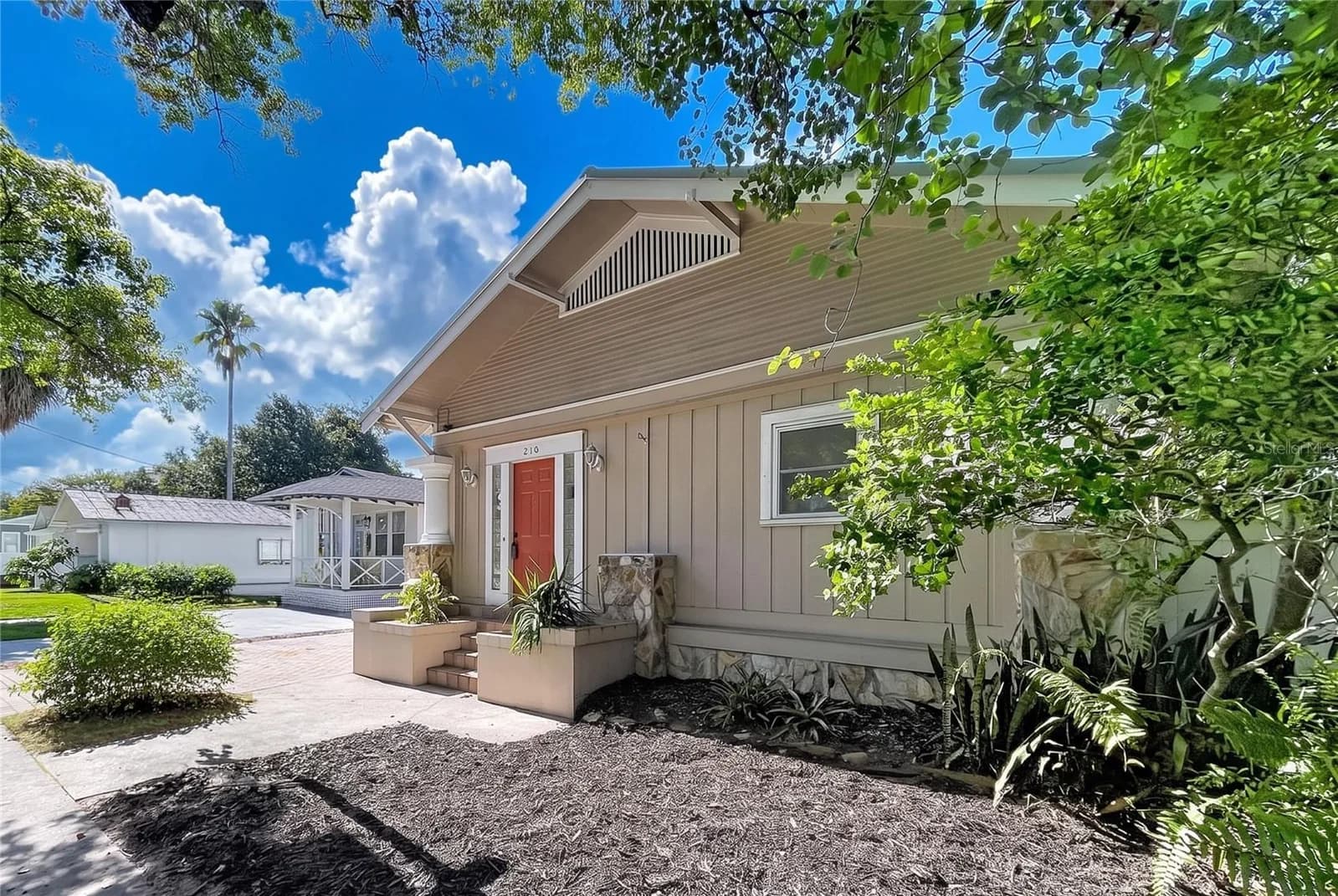 210 FLORIBRASKA Avenue