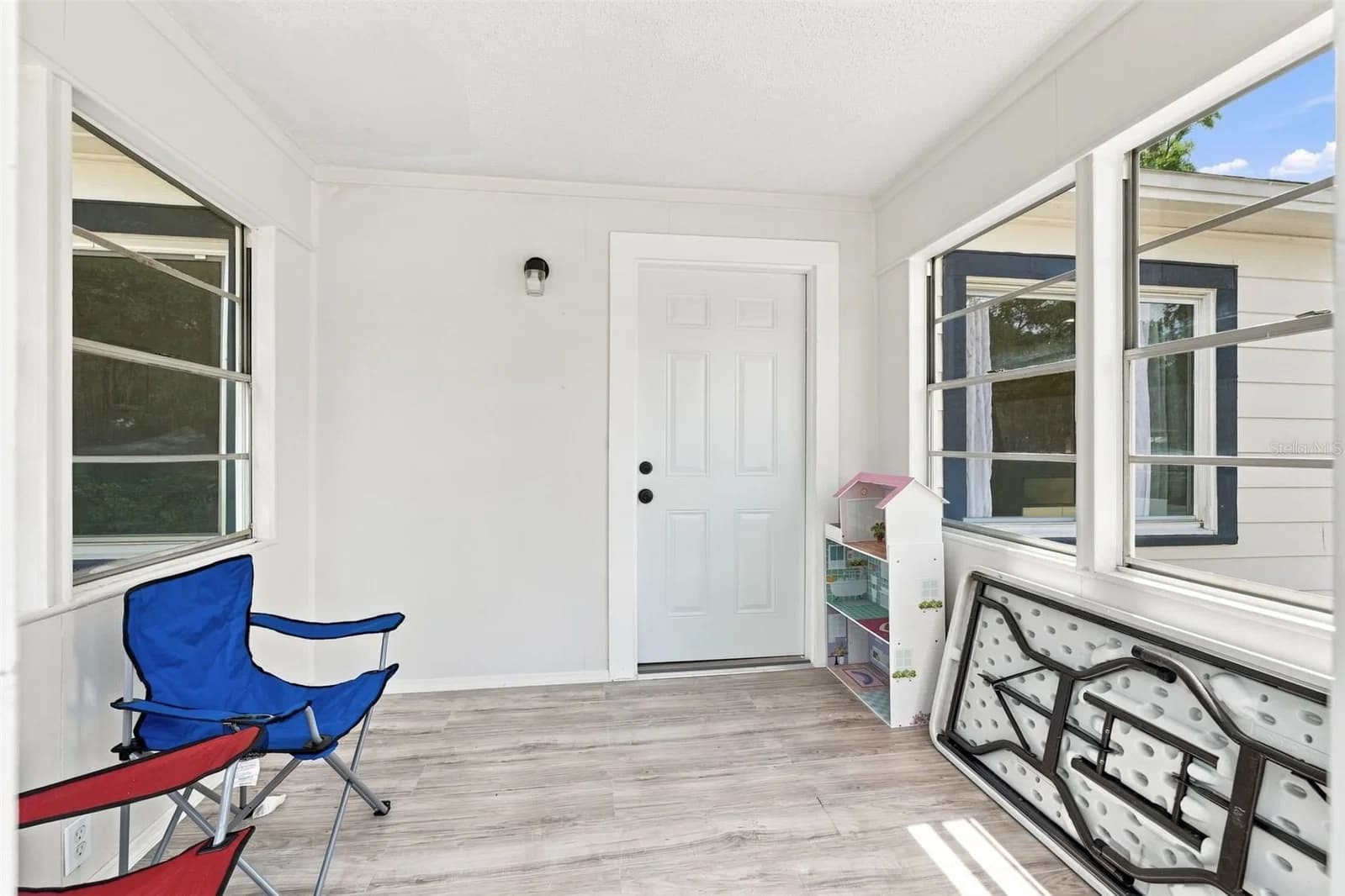 Photo 4 of 807 ORCHID Avenue