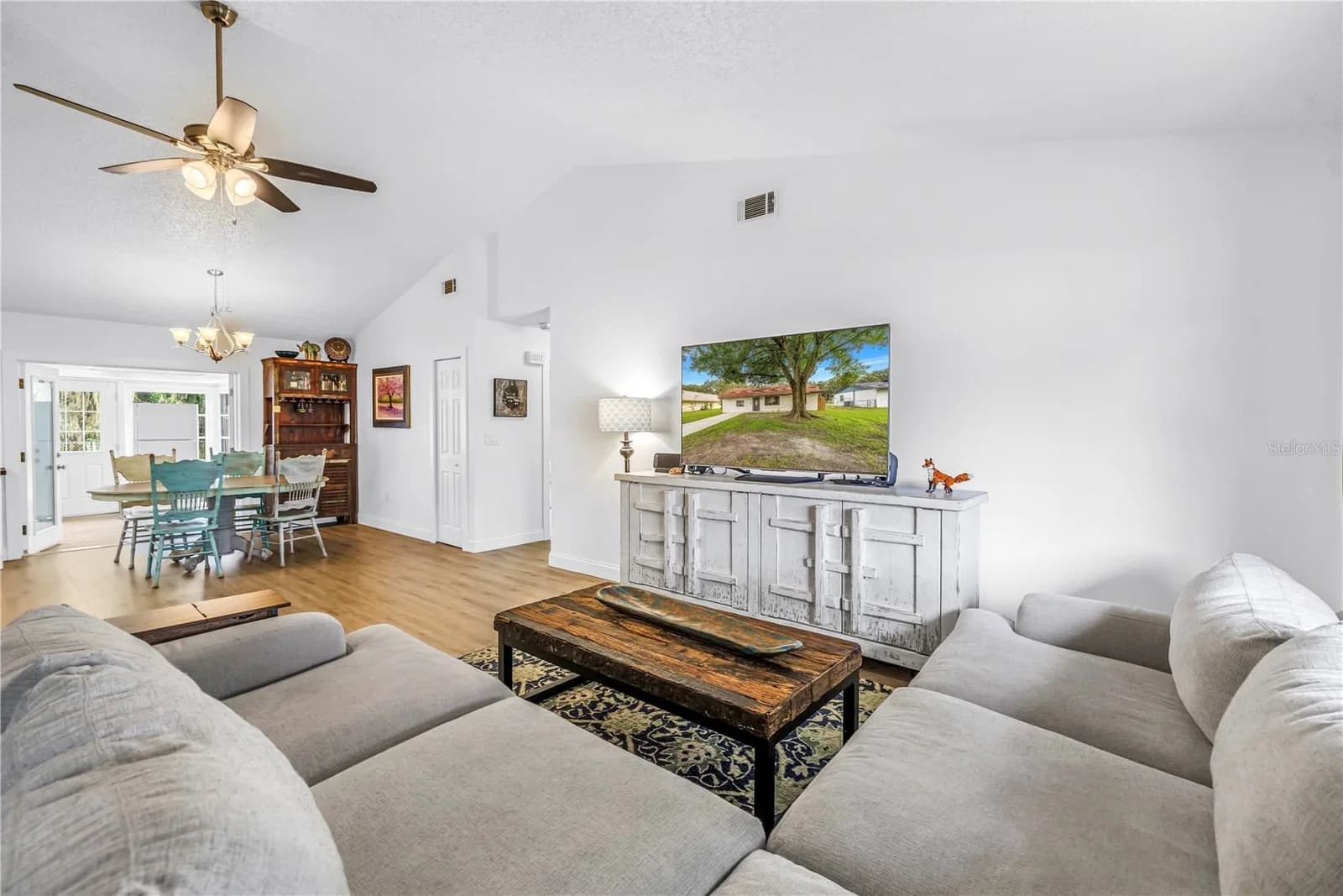 Photo 4 of 2914 N DELROSE Drive