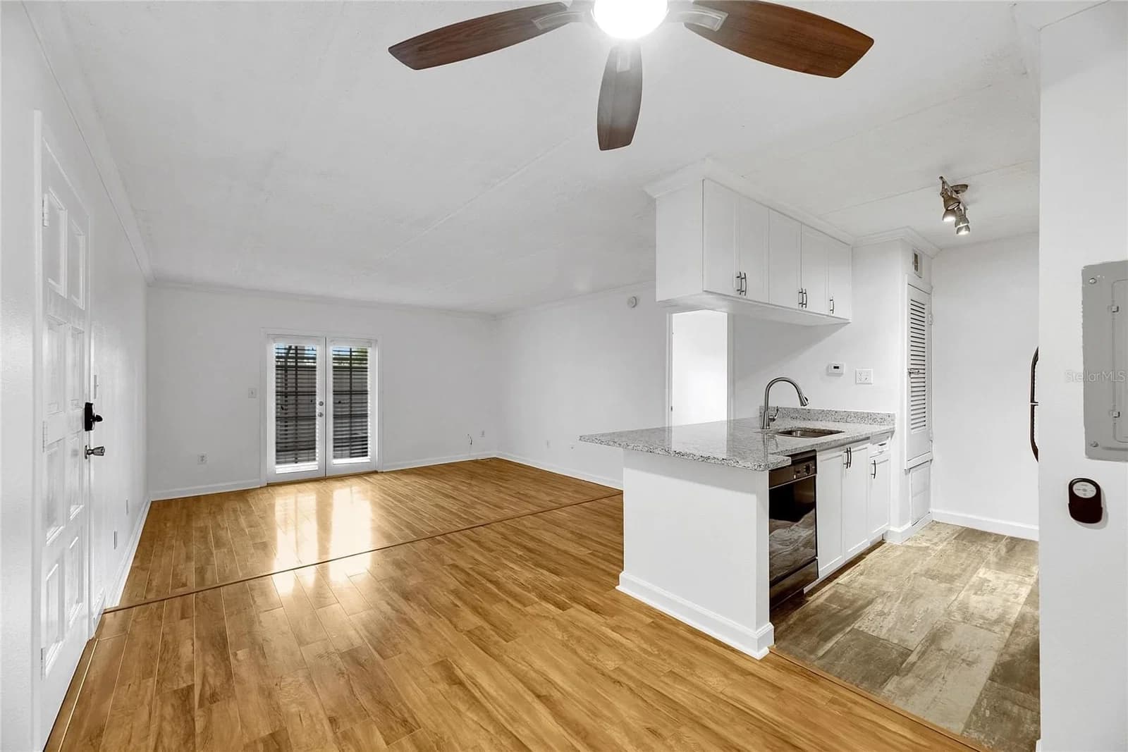 Photo 4 of 5304 KENNEDY Boulevard #106