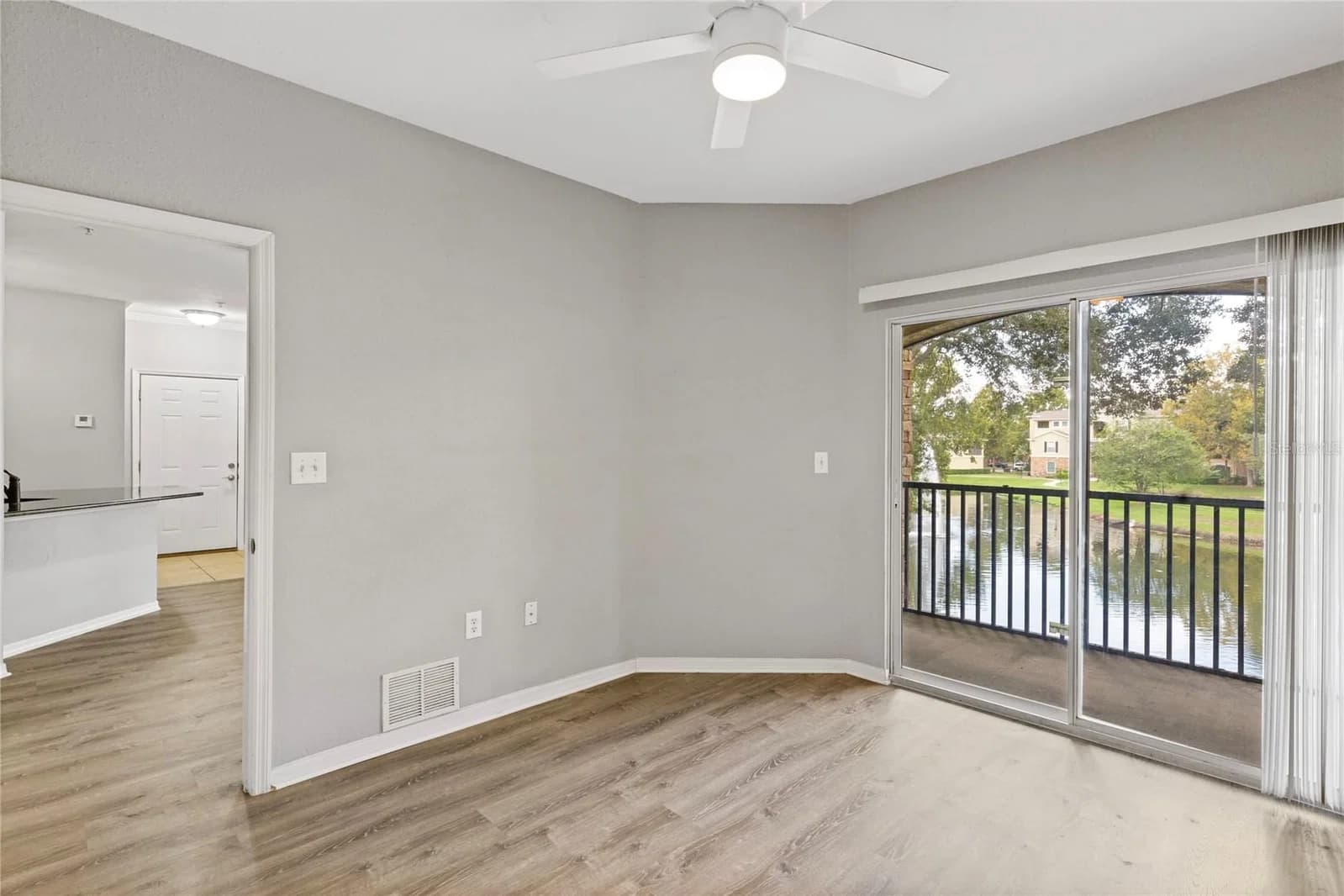Photo 4 of 10105 COURTNEY OAKS Circle #203