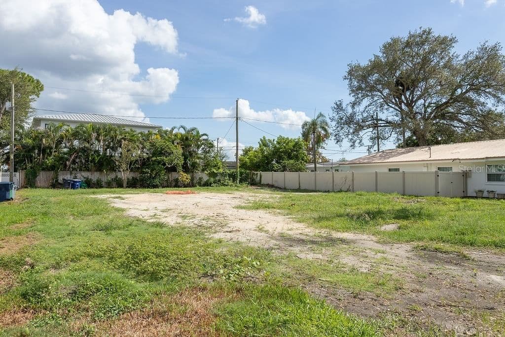 Photo 5 of 621 HUDSON Avenue