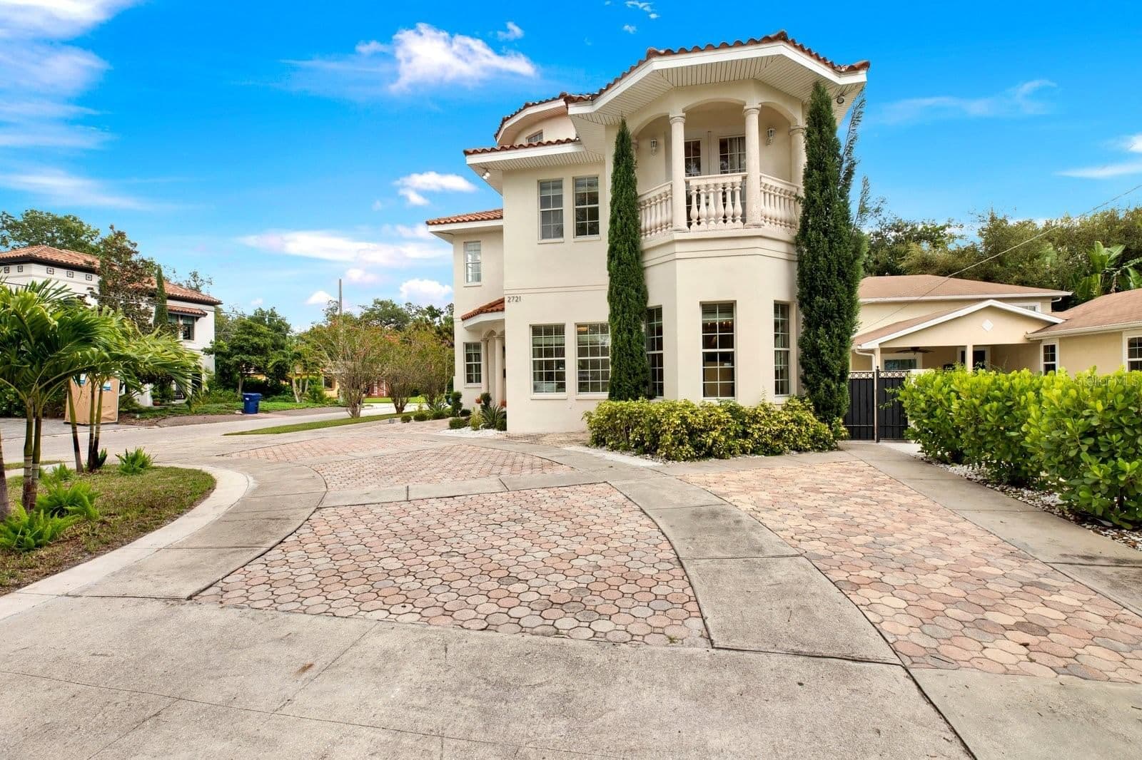 2721 ROYAL Court