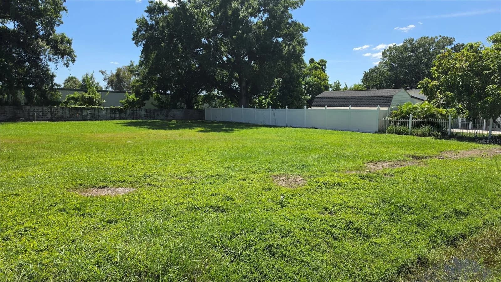 Photo 4 of 4040 COMANCHE Avenue