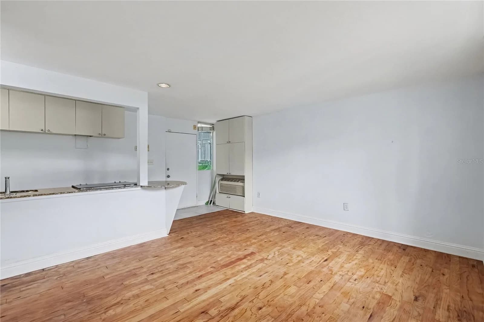 Photo 4 of 1301 HOWARD Avenue #B1