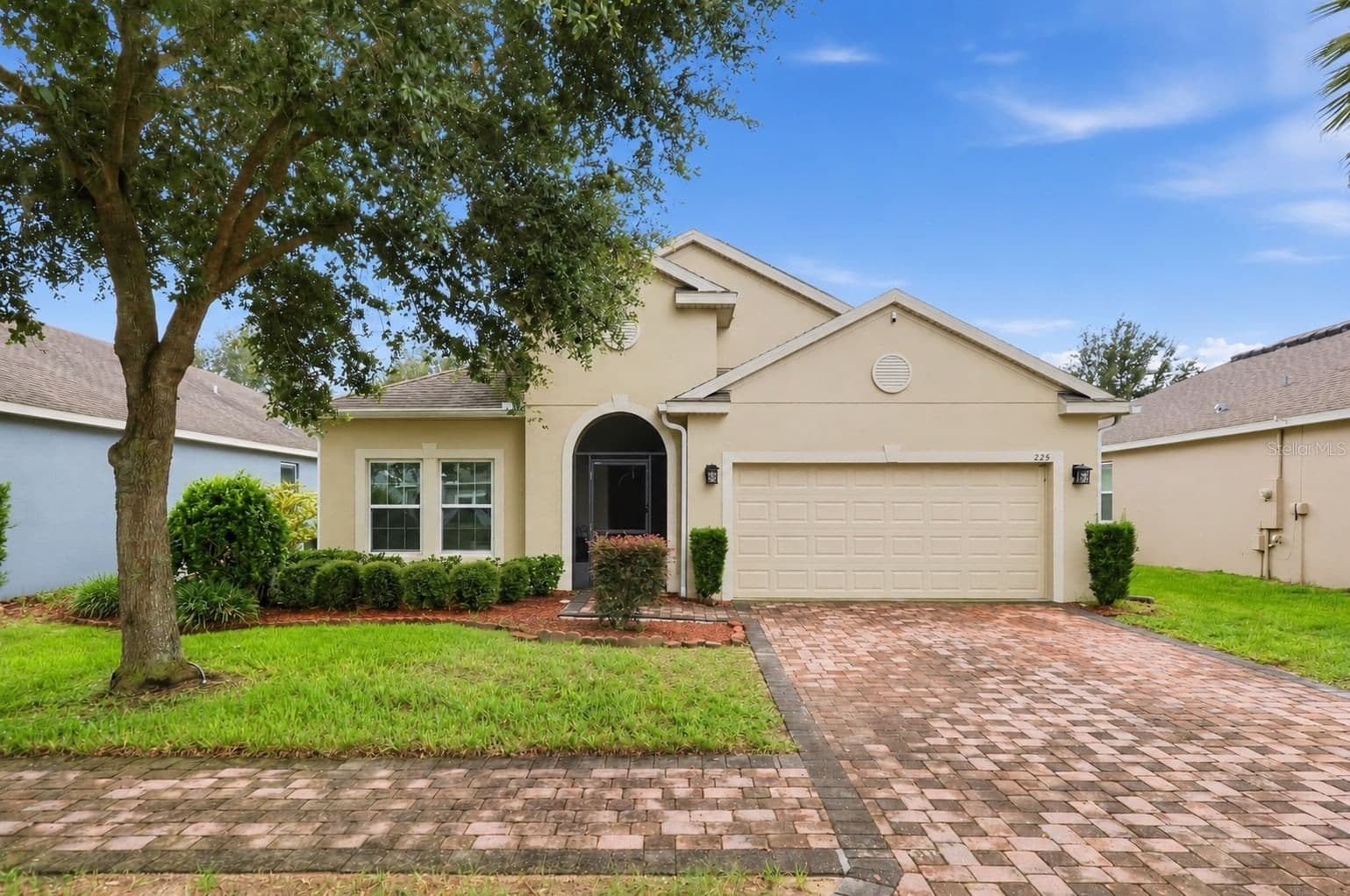 225 LAKESHORE Drive