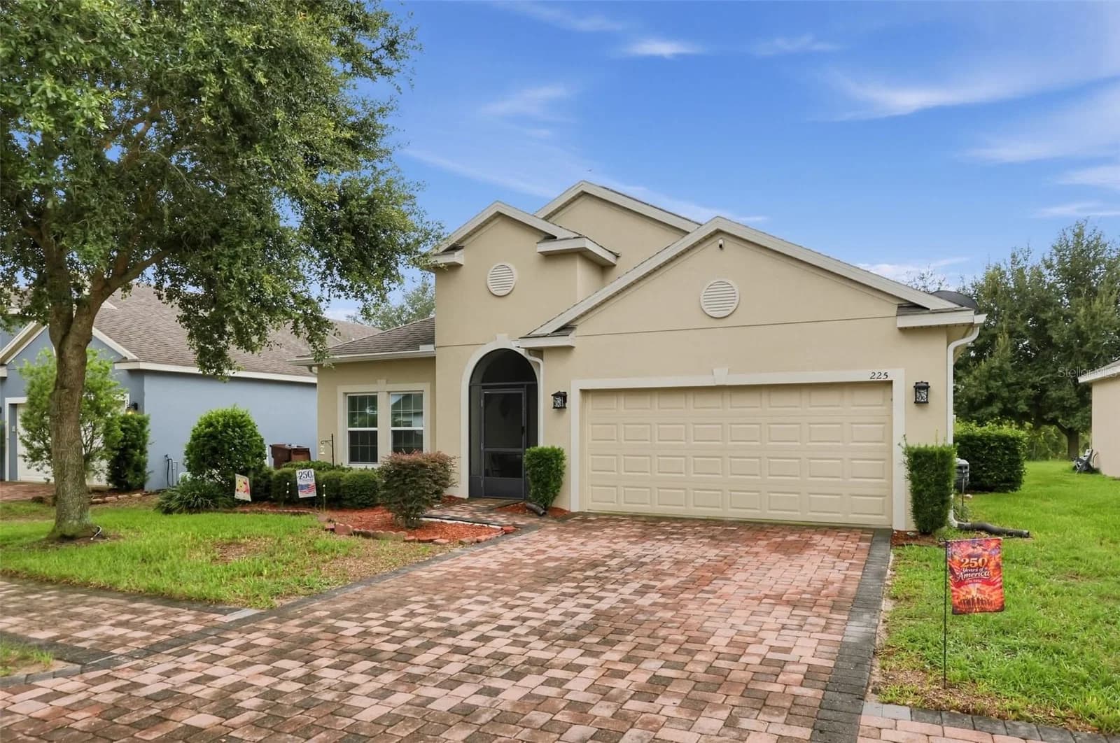 225 LAKESHORE Drive