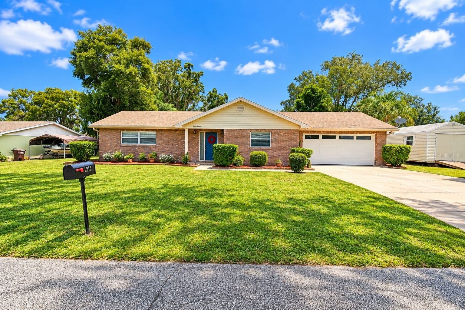 1215 NW FAIRLANE Court