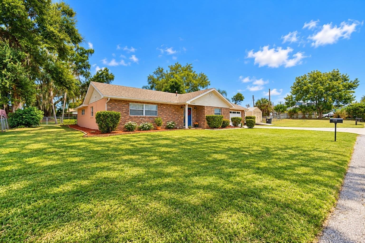 Photo 4 of 1215 NW FAIRLANE Court