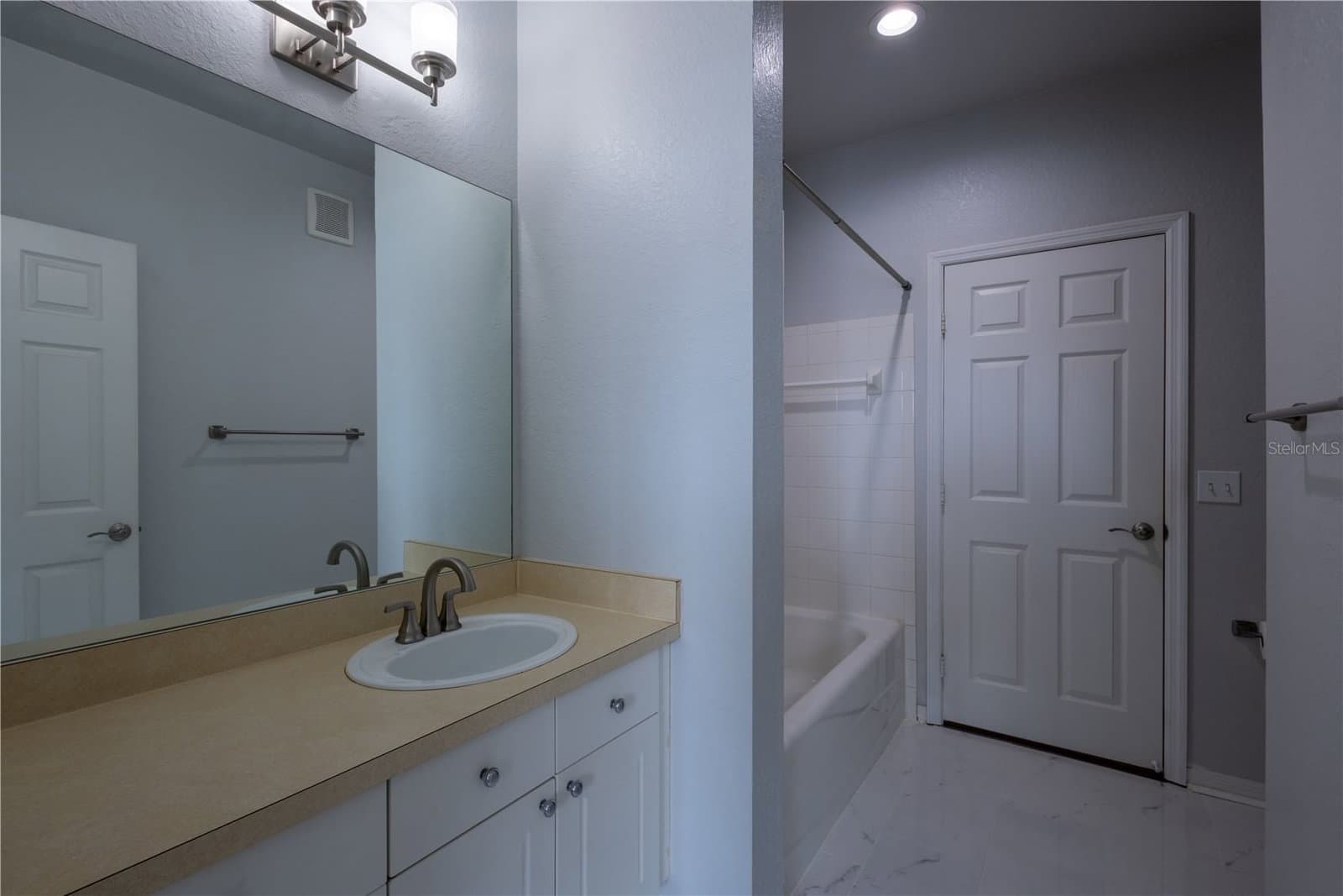 Photo 5 of 18001 RICHMOND PLACE