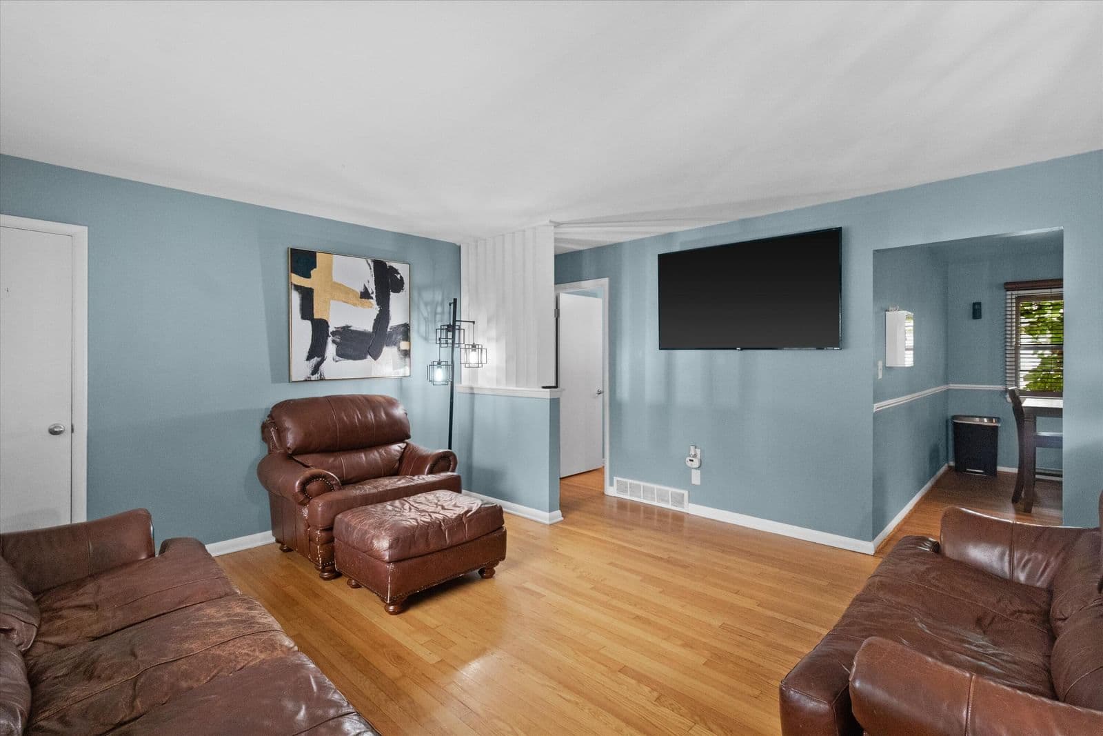 2728 Carlton
