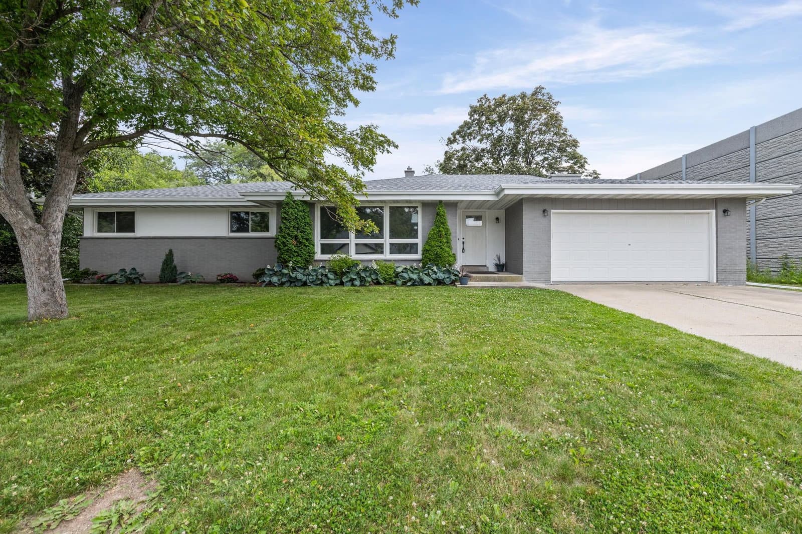 567 Fransee, Glendale, WI