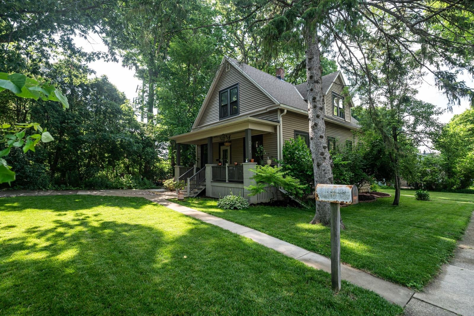 2803 Holt