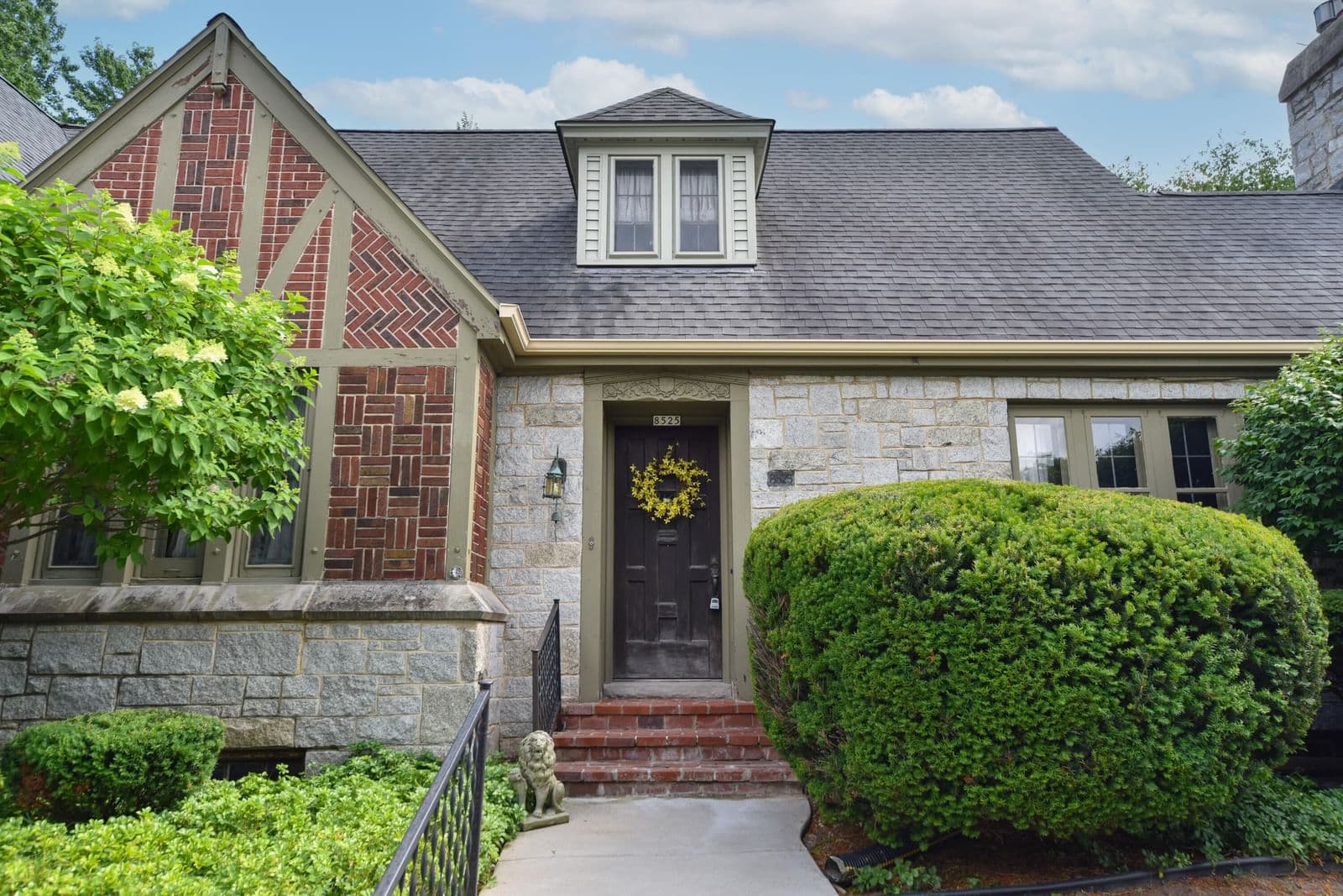 8525 Ravenswood